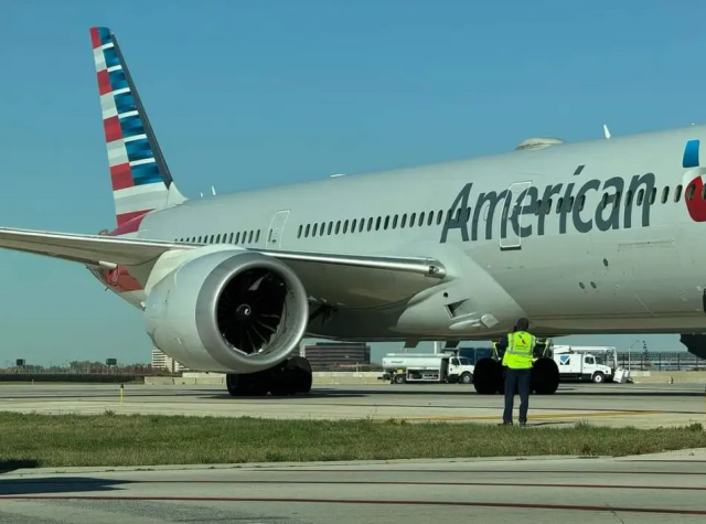 The engine of the aircraft waiting in the parking area in the USA swallowed and shredded the baggage cart