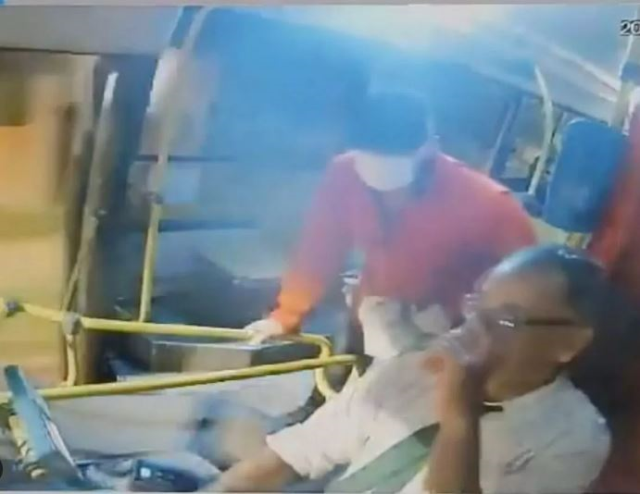 In Argentina, a jealous husband stabbed a bus driver who had a relationship with his wife while he was at the wheel