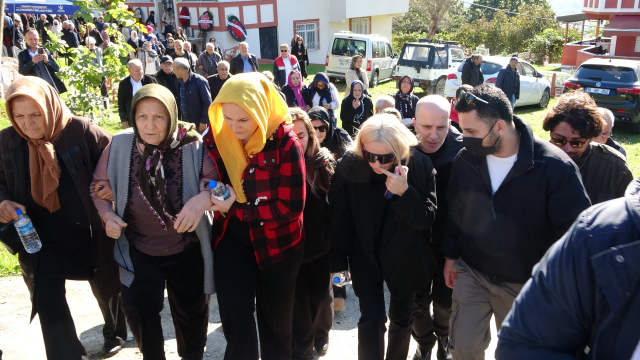 Famous singer Gülşen's father was sent off on his final journey