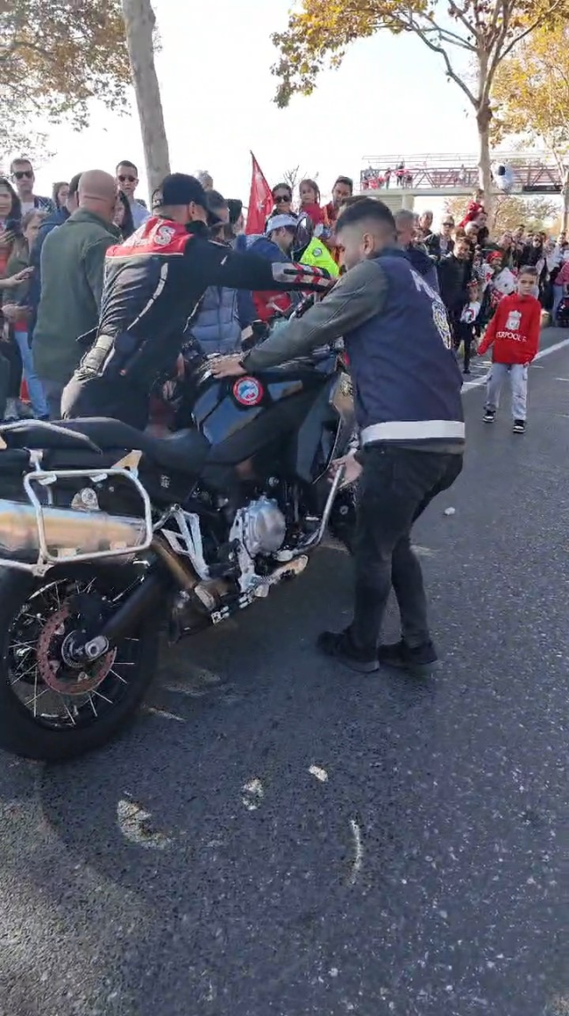 The motorcycle police who hit his colleague could not stop and crashed into the crowd