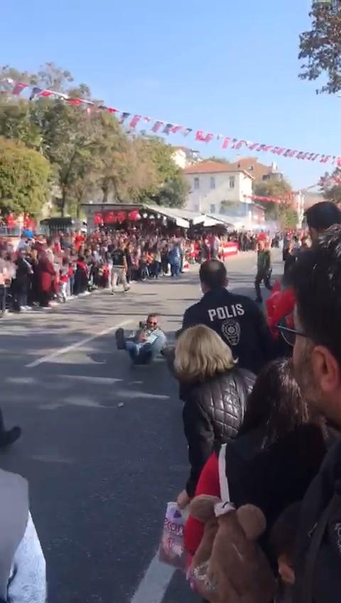 The motorcycle police who hit his colleague could not stop and crashed into the crowd