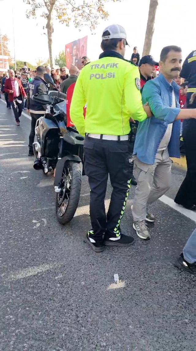 The motorcycle police who hit his colleague could not stop and crashed into the crowd