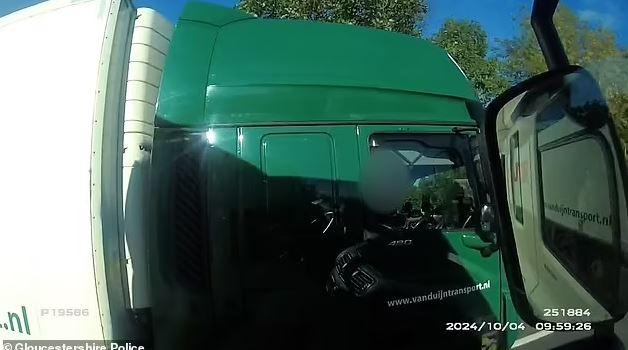 The truck driver caught by the police while eating with a spoon at high speed on the highway