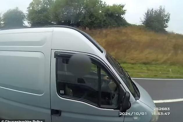 The truck driver caught by the police while eating with a spoon at high speed on the highway