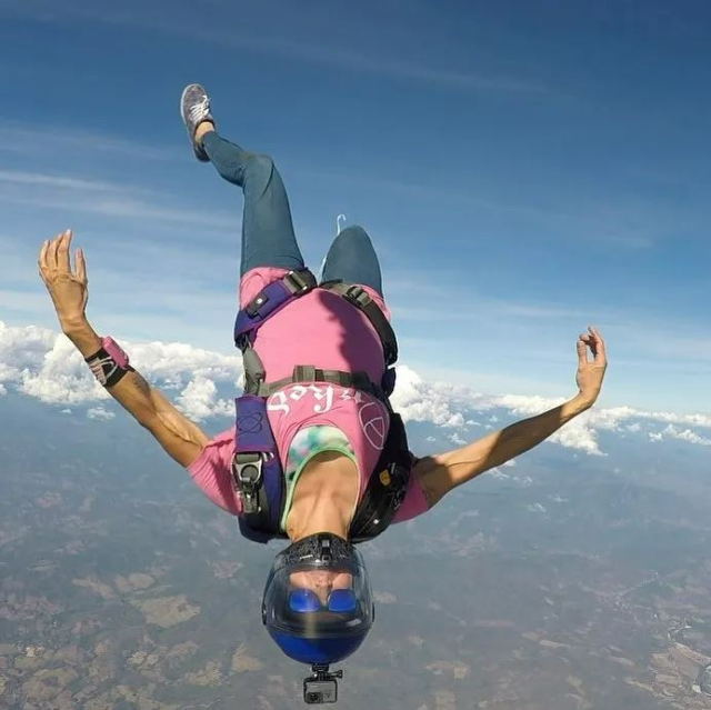 The female parachutist whose parachute failed to open tragically lost her life after crashing to the ground