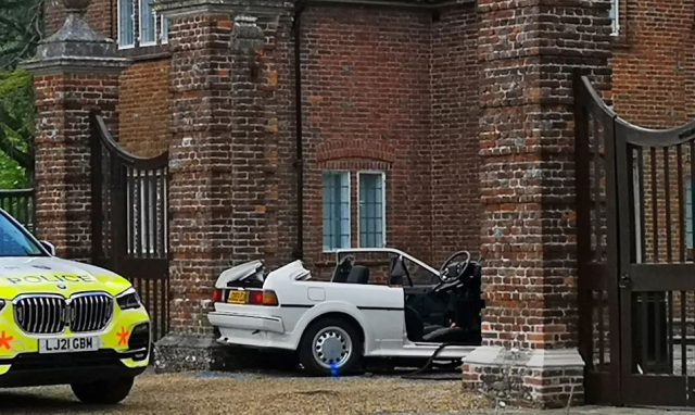 A drunk driver in England crashed into the Prime Minister's country house garden gate