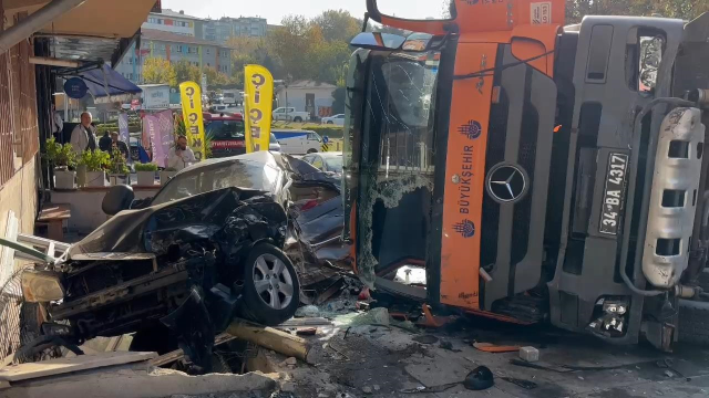 The IBB vehicle in Istanbul lost control and crashed into 8 vehicles: 5 injured