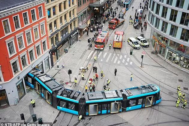 The tram that derailed crashed into the Apple store: 4 injured