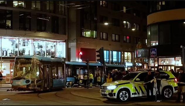 The tram that derailed crashed into the Apple store: 4 injured