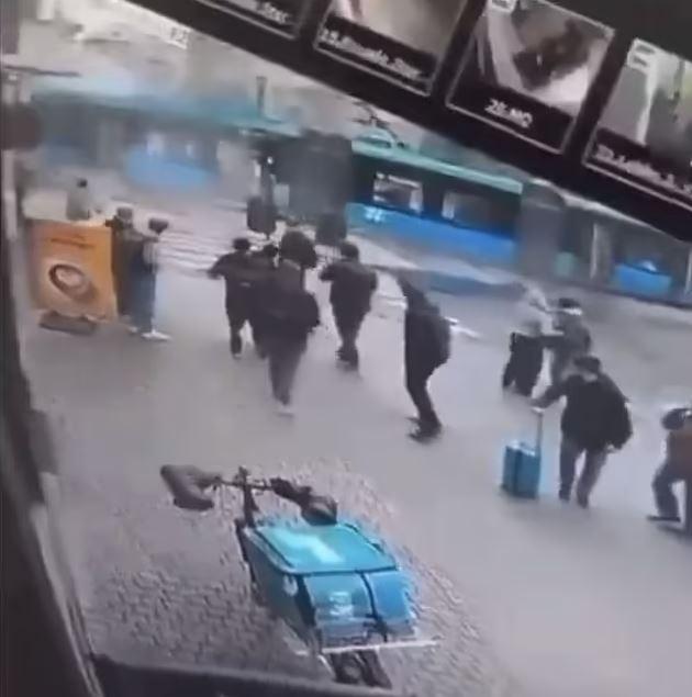 The tram that derailed crashed into the Apple store: 4 injured