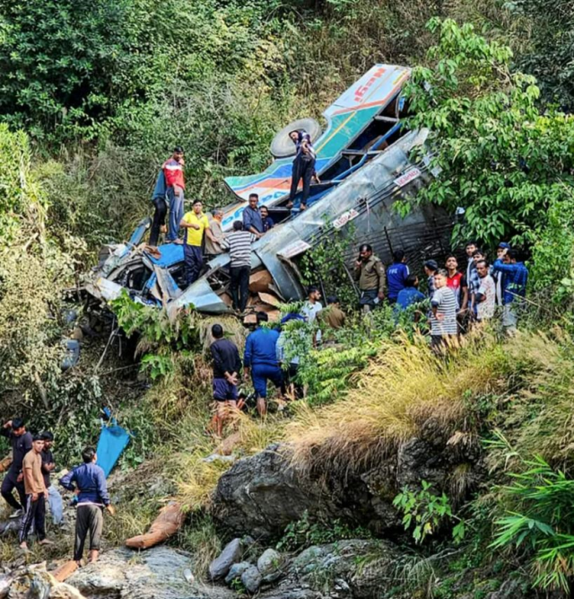 The bus carrying 60 passengers rolled into a 60-meter deep valley: 36 people lost their lives