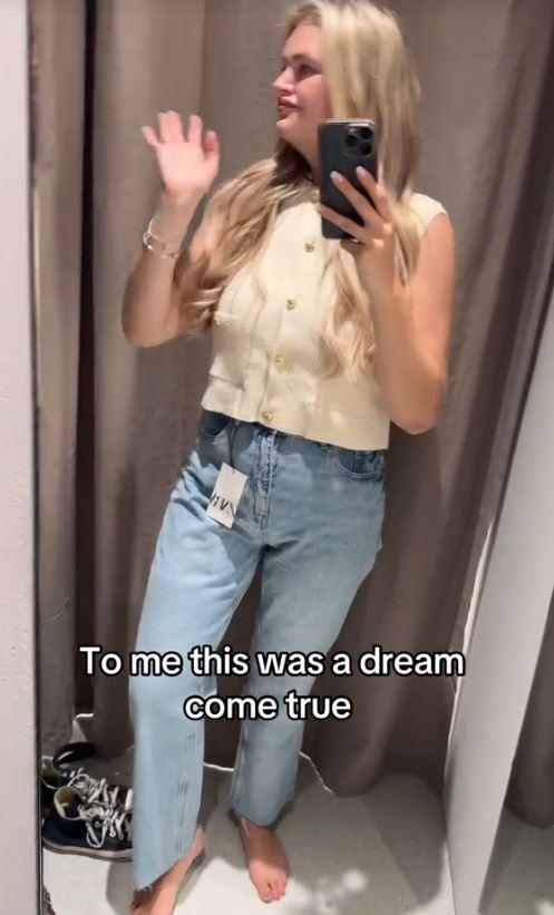 The woman who lost 75 kilos couldn't hold back her tears while trying on clothes in the fitting room