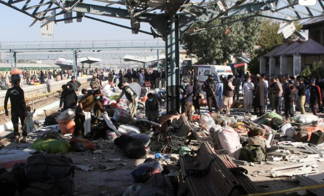 24 people died and 40 were injured in the bomb attack at the train station in Pakistan