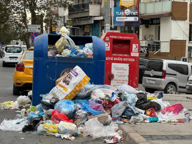 The strike at Buca Municipality covered the district with garbage while the deputy mayor read tarot live on air