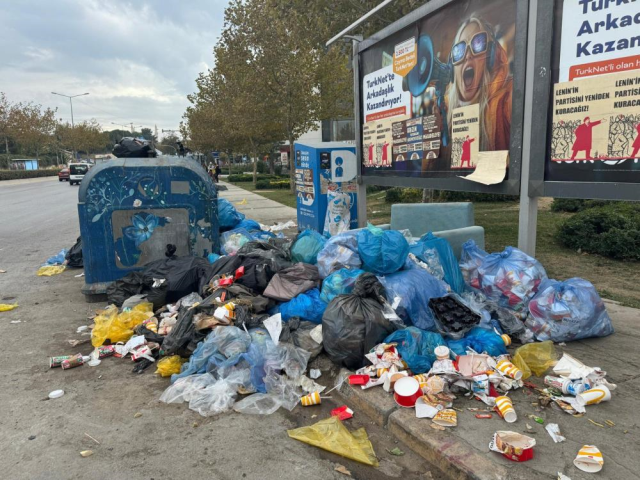 The strike at Buca Municipality covered the district with garbage while the deputy mayor read tarot live on air