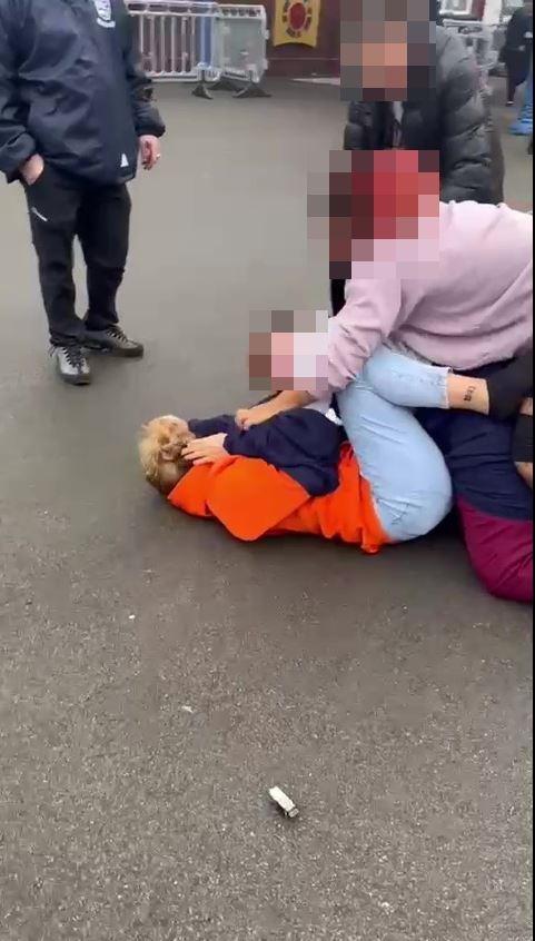 No one could separate the fight of three women in front of the school