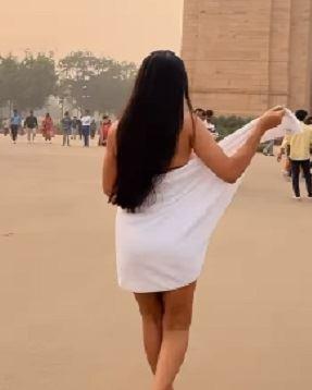 Model dancing with a towel in front of India Gate drew reactions