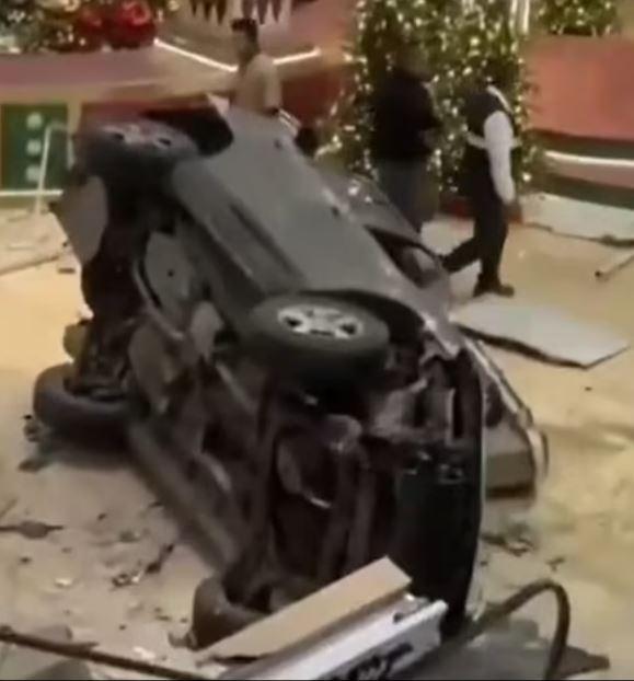 The car crashed from the top floor of the shopping center to the ground: 1 dead, 3 injured