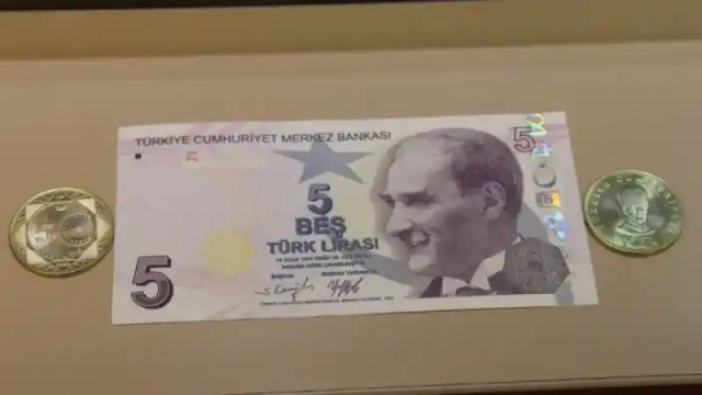 The newly circulated 5 and 50 TL paper banknotes have sparked discussions about waste