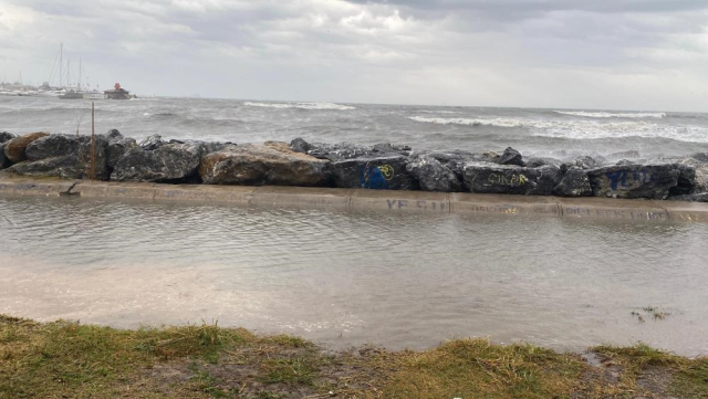 Giant waves formed in Istanbul due to the south winds