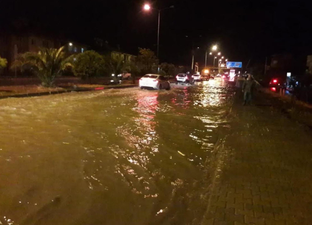 Heavy rain flooded the streets and avenues in Nazilli, the mayor apologized