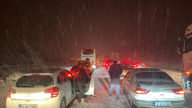 Snow captivity in Bolu! The highway is closed to traffic