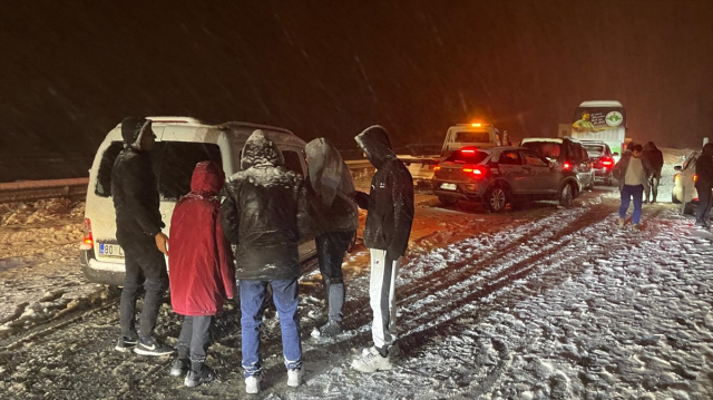 Snow captivity in Bolu! The highway is closed to traffic