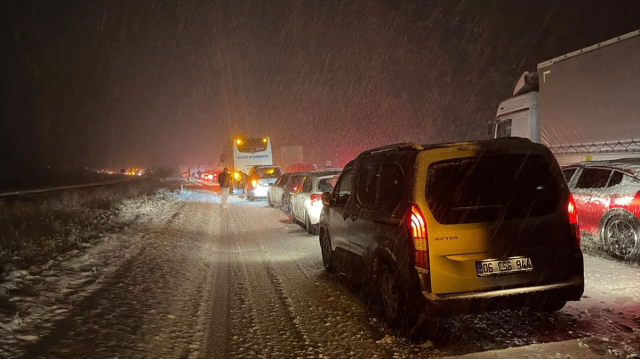 Snow captivity in Bolu! The highway is closed to traffic