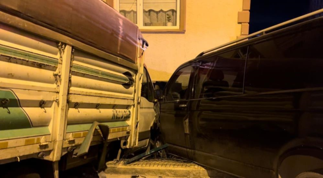 The pickup truck that slid due to the wind in Bursa entered the living room of a house