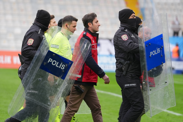 Images from Turkey: The stands became chaotic, the president jumped into the crowd