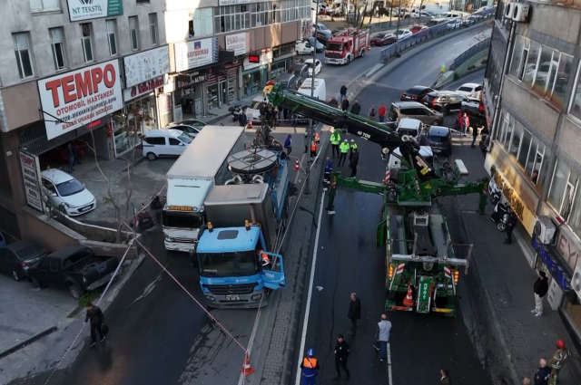 The road collapsed in Güngören, 2 trucks fell into the pit