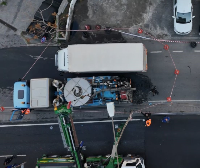 The road collapsed in Güngören, 2 trucks fell into the pit