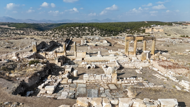 A 2,000-year-old inscription dedicated to Hadrianus was found in Uşak