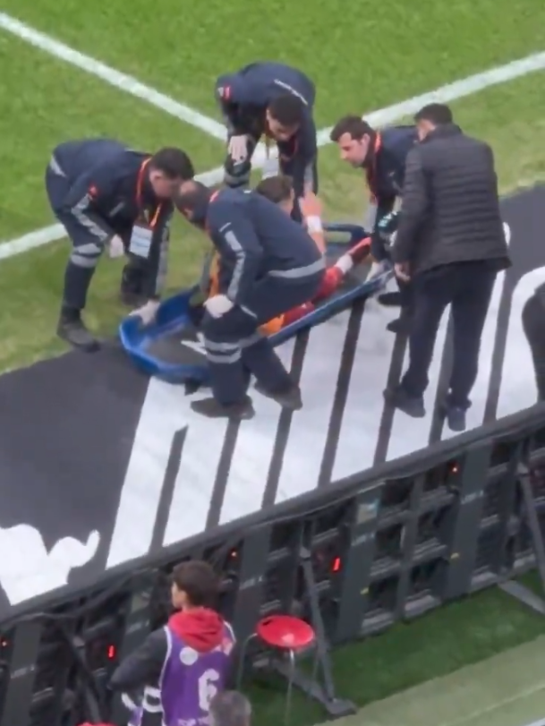 Scary injury at Galatasaray: Star player left the field on a stretcher