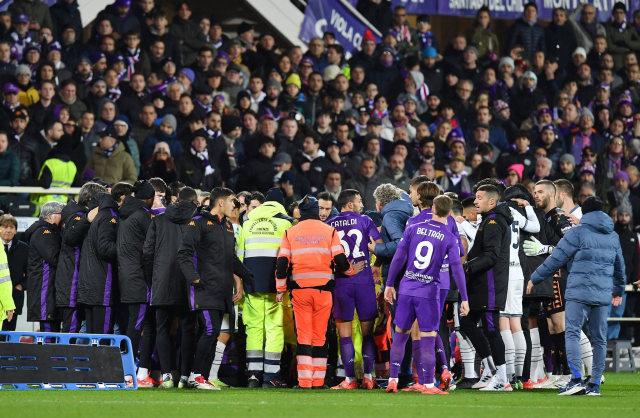 Terrifying moments in the Inter match: Player suddenly collapsed, match postponed