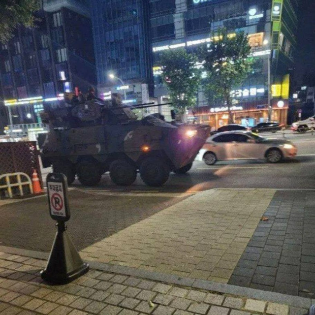 Tension is high in South Korea! Tanks have hit the streets, thousands are heading to the Parliament