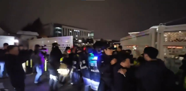 Tension is high in South Korea! Tanks have hit the streets, thousands are heading to the Parliament