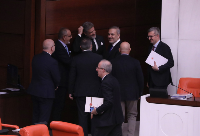 Striking moment in the Turkish Grand National Assembly! DEM's Sakık and Hakan Fidan chatted