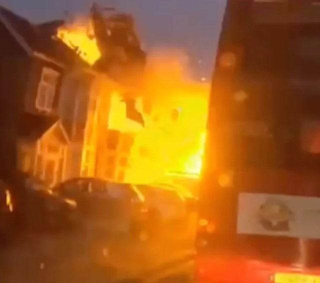 The house that was burning while 60 firefighters were intervening exploded like a bomb