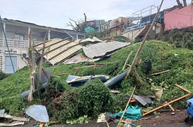 The strongest cyclone in 90 years struck the French island: 1000 casualties expected