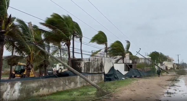 The strongest cyclone in 90 years struck the French island: 1000 casualties expected