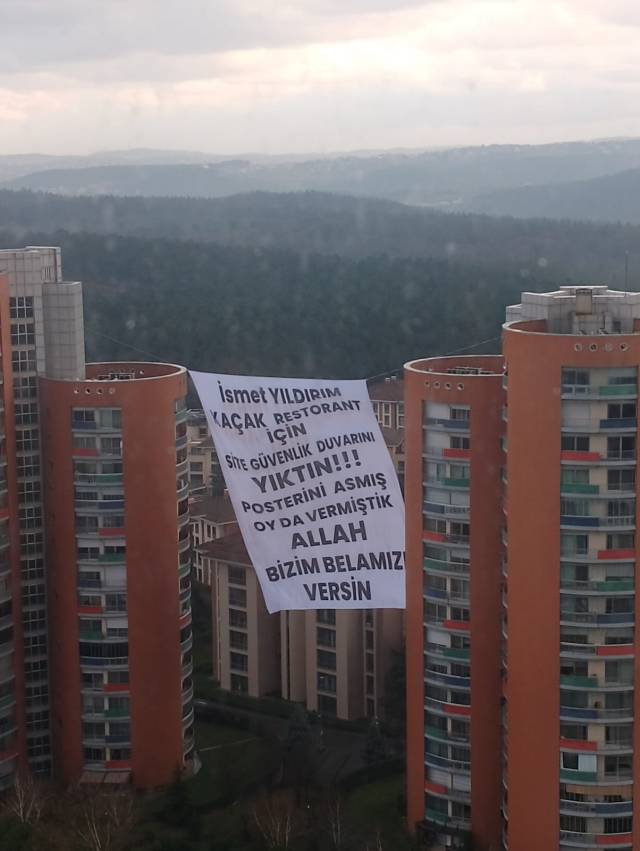 Protest against Ümraniye Mayor İsmet Yıldırım with a banner