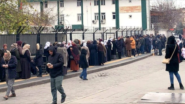 Cheap rice queue in freezing cold