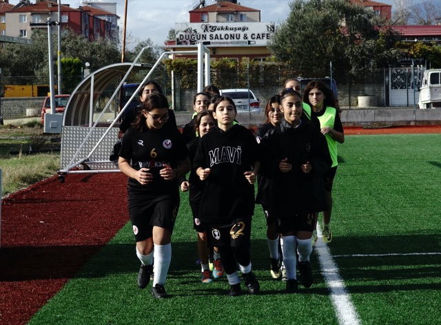 Teacher father established a football team for his daughter