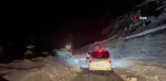 Ayder Yaylası Yoluna Çığ Düştü, Trafik 1 Saat Aksadı