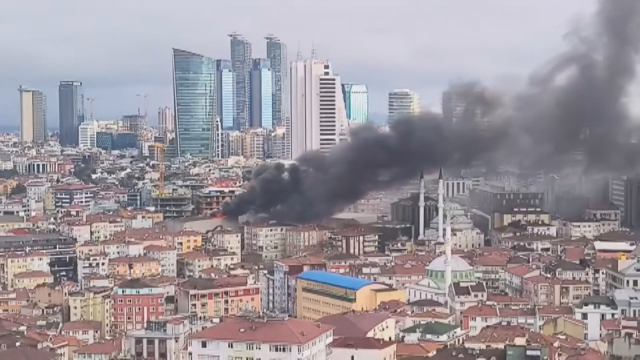 Fire in an abandoned building in Istanbul! Workers trapped in the flames