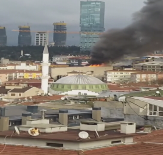 Fire in an abandoned building in Istanbul! Workers trapped in the flames