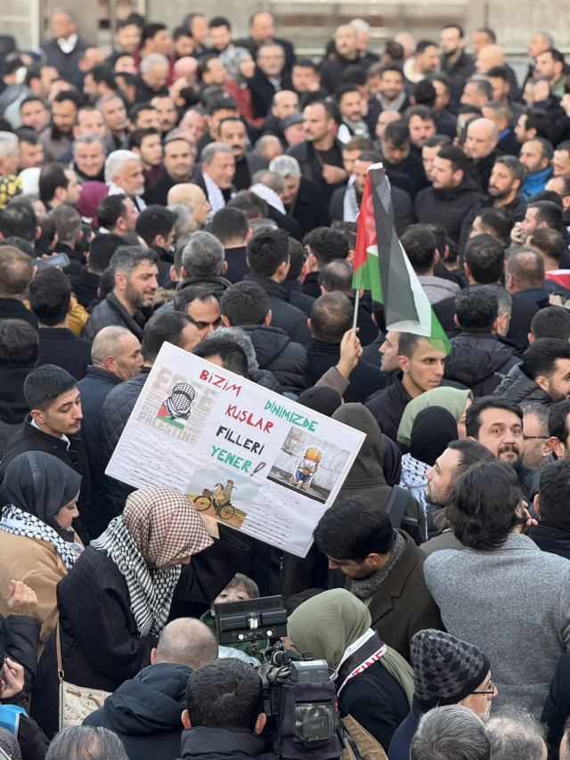 A banner opened at the rally in support of Palestine drew attention