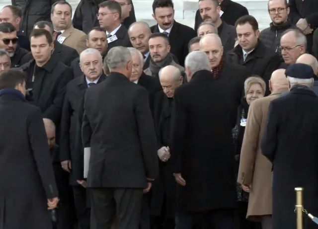 A moment that made an impact at the funeral! Bahçeli and Dervişoğlu did not shake hands