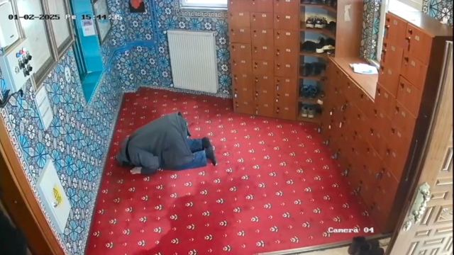 Stole shoes while pretending to pray in a mosque in Beyoğlu